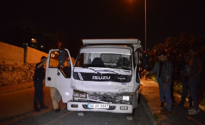 Freni boşalan kamyonetin çarptığı araç yaklaşık 50 metreden uçtu