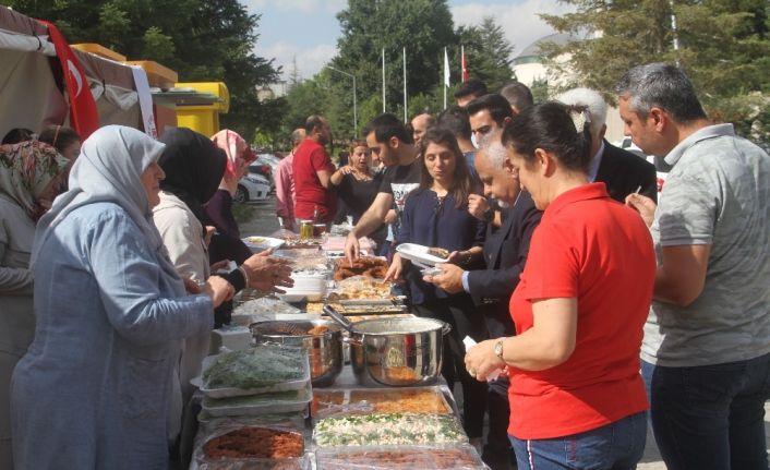 FÜ kadın kollarından öğrenciler için kermes