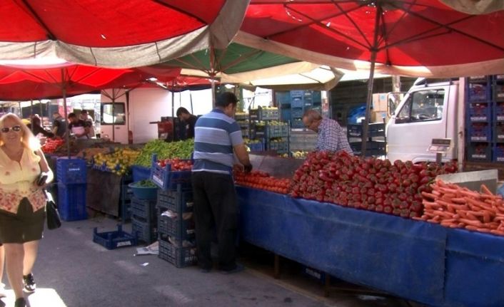 Havaların mevsim normallerinin üzerinde olması pazarcıların yüzünü güldürüyor