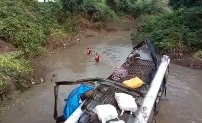 Hindistan’da otobüs nehre düştü: 6 ölü, 18 yaralı