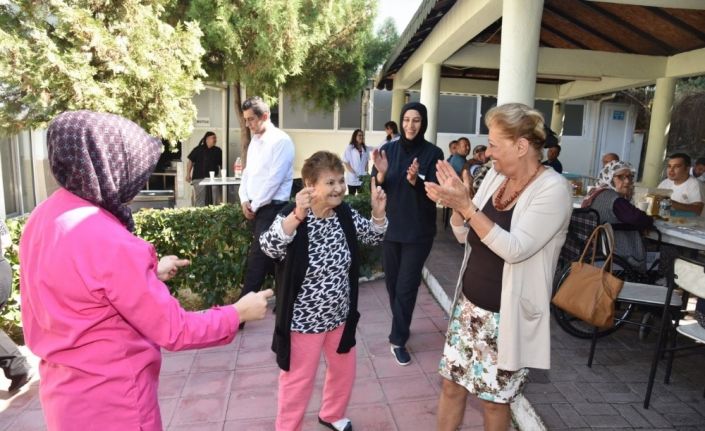 Huzurevi sakinleri gönüllerince eğlendi