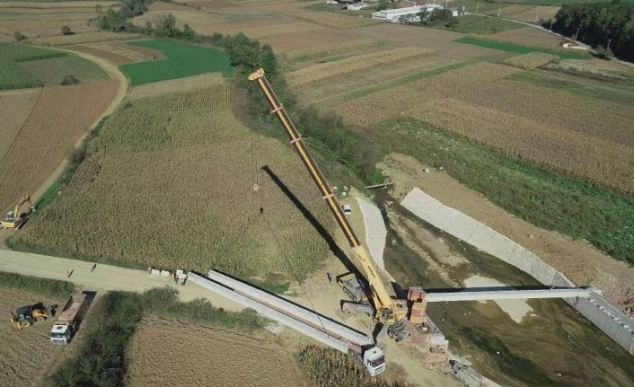 İki mahalleyi birleştirecek köprünün kirişleri yerleştirildi