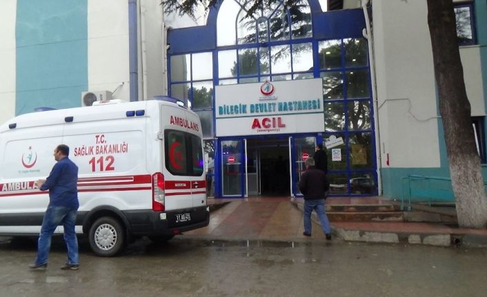 İş makinesi ile otomobil çarpıştı, 1’i bebek 3 kişi yaralandı