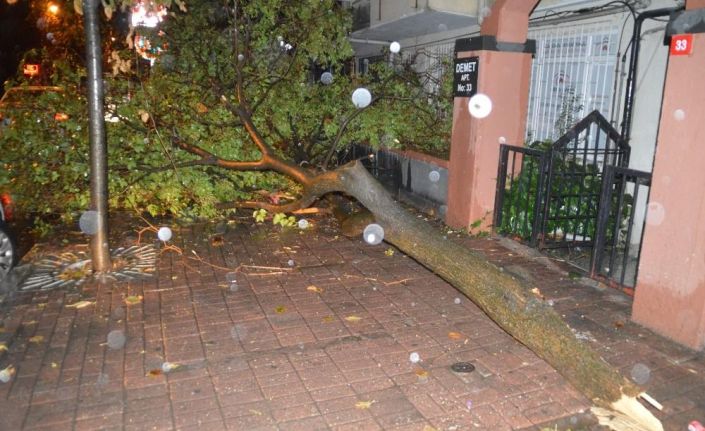 İstanbul’da etkili olan yağmur hayatı felç etti