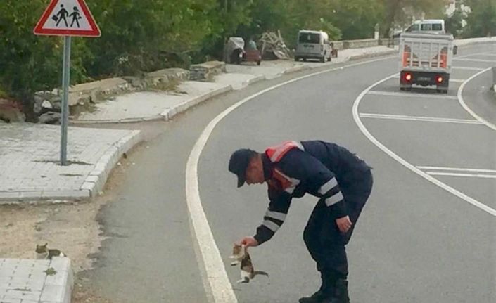 Jandarmadan duygulandıran davranış