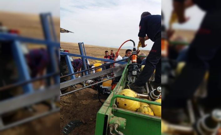 Kabak makinesine ayağı sıkışan çiftçi itfaiye ekiplerince kurtarıldı