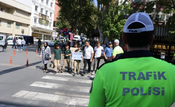 Kahramanmaraş’ta ‘yaya güvenliğinin nöbetçisiyiz’ uygulaması