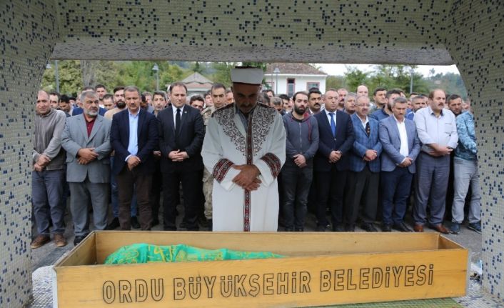 Kalp krizinden ölen 8 yaşındaki çocuk toprağa verildi