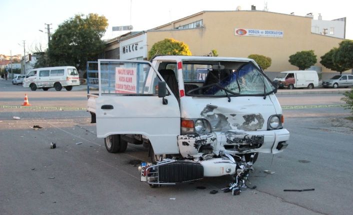 Kamyonetle çarpışan motosikletli 20 metre ileri fırladı