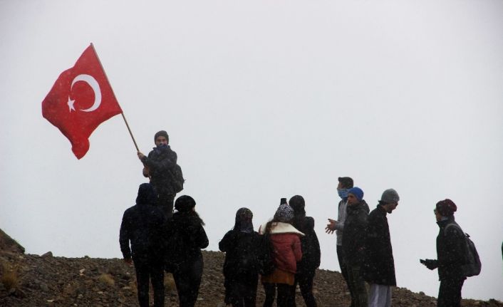 Kar yağışı altında ‘Cumhuriyet Tırmanışı’