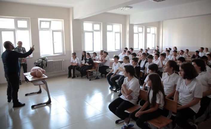 Kartal Belediyesinden çocuklara yönelik ilk yardım eğitimi