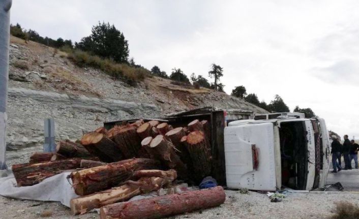 Kaş’ta kereste yüklü kamyon devrildi: 1 yaralı