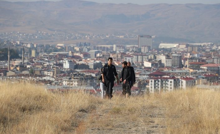 Kayalıklarda mahsur kaldılar, 5 saat kurtarılmayı beklediler