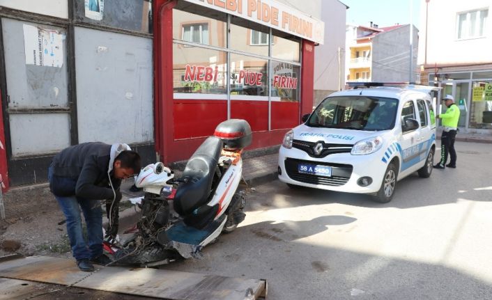 Kaza yaptı, motosikleti bırakıp kaçtı