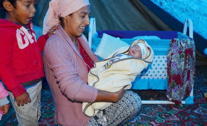 Kundaktaki bebeğiyle mantar nöbeti tutuyor