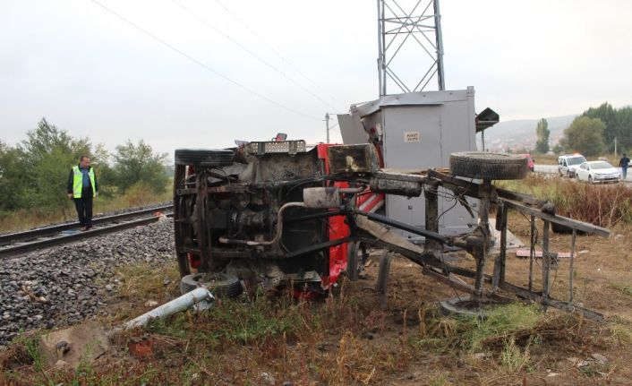 Kütahya’da yük treni kamyonete çarptı: 2 yaralı