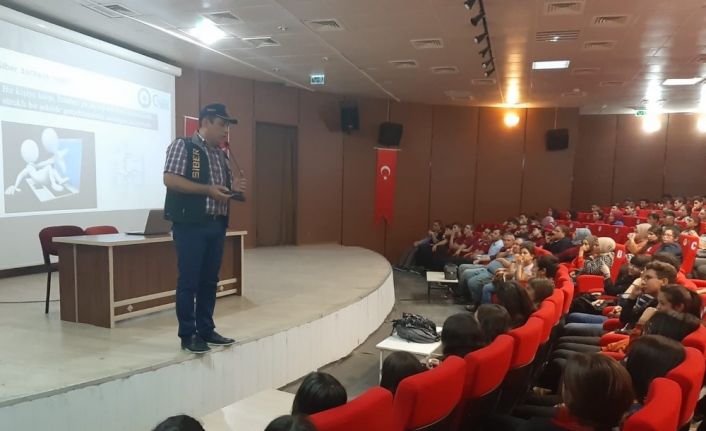 Mersin’de öğrencilere ’güvenli internet semineri’ verildi