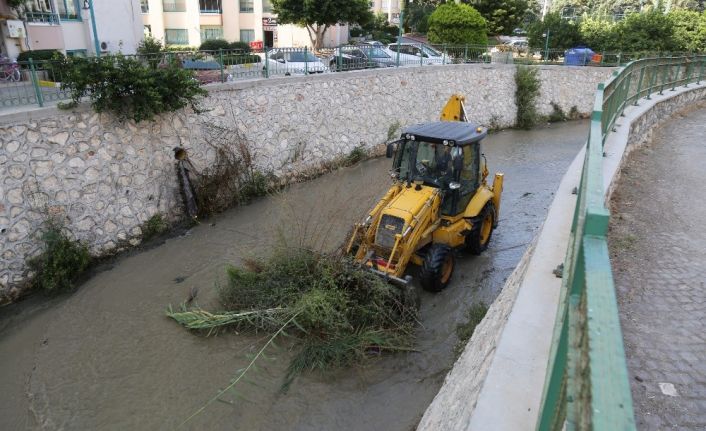 Mezitli’de, su taşkınlarına karşı dere yatakları temizleniyor