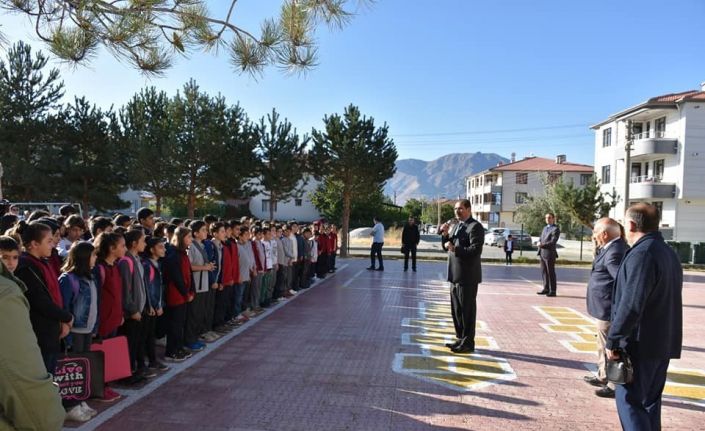 Milli Eğitim Müdürü Aziz Gün, öğretmen ve öğrencileri tebrik etti