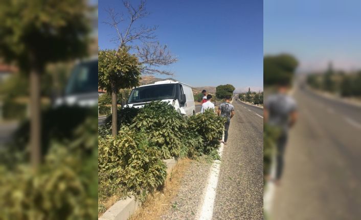 Minibüs refüje çıktı: 1 yaralı