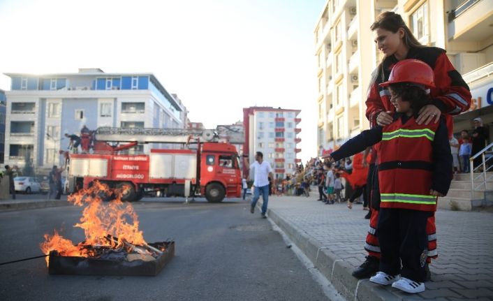 Minik öğrencilere yangın tatbikatı gerçeği aratmadı