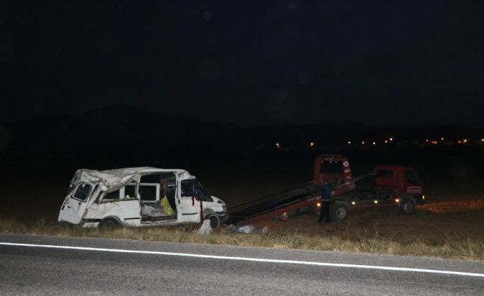 Niğde’de tarım işçilerini taşıyan minibüs takla attı: 14 yaralı