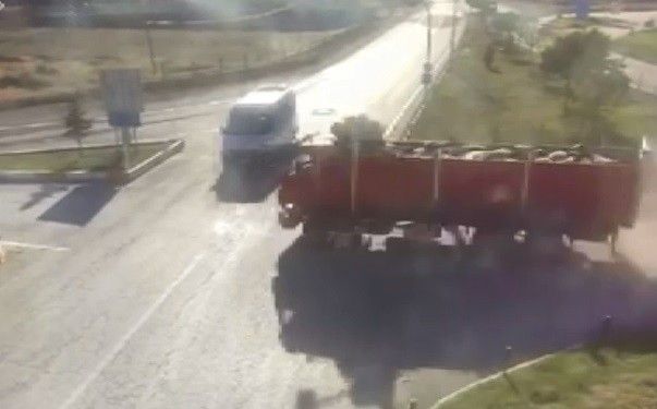 Öğrenci servisi ile kamyonun çarpıştığı feci kaza kamerada