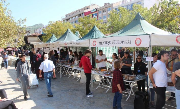 Öğrenciler köy okulunun yenilenmesi için kermes açtı