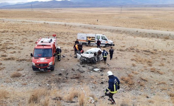 Otomobille minibüs kafa kafaya çırpıştı: 3 ölü, 4 yaralı