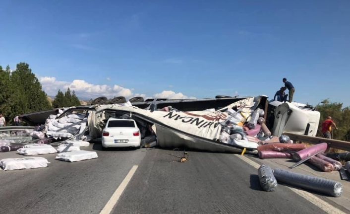 Otoyolda karşı şeride geçen tıra iki otomobil çarptı: 4 yaralı