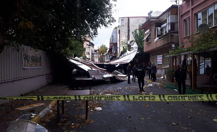 Maltepe’de çatı araçların üzerine uçtu