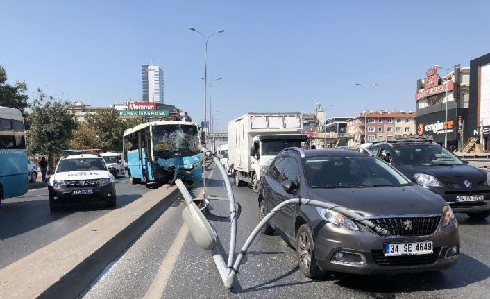 Özel halk otobüsü orta refüje çıktı: 5 yaralı