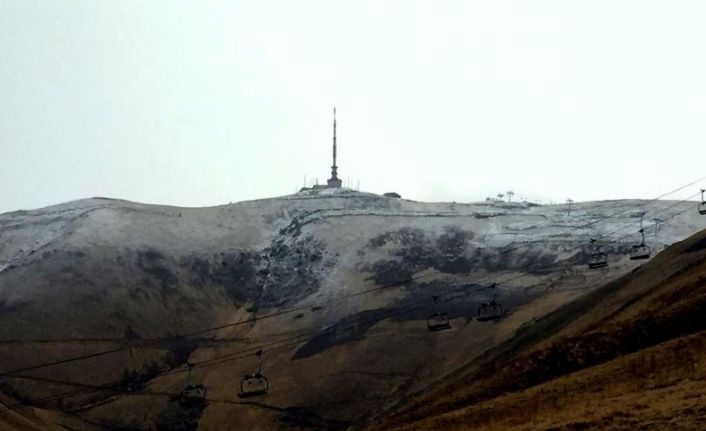 Palandöken’in zirvesi beyaza büründü