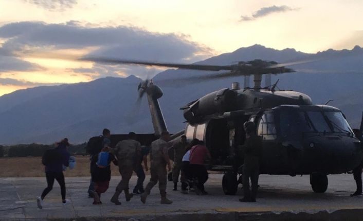 Pencereden düşen çocuk helikopterle hastaneye ulaştırıldı