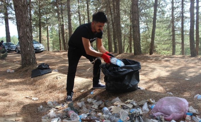 Piknik alanını kirli gördüler, torbalarla çöp topladılar