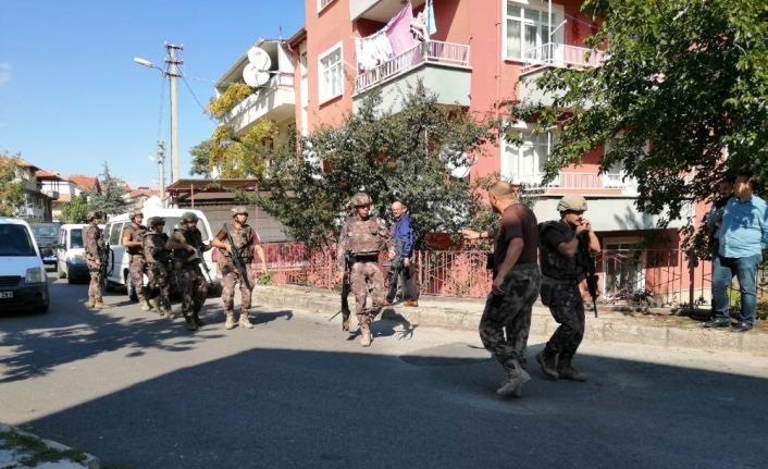 Pompalı tüfekle rastgele ateş açan şahıs polisi alarma geçirdi