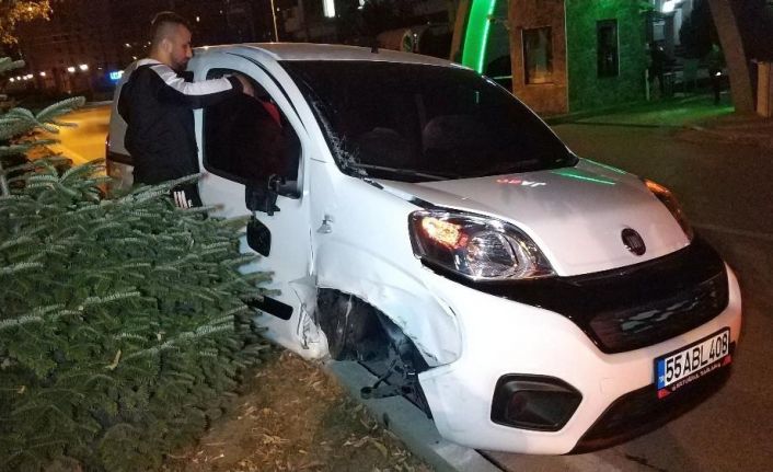 Samsun’da 2 otomobile çarpan aracın sürücüsü kaçtı