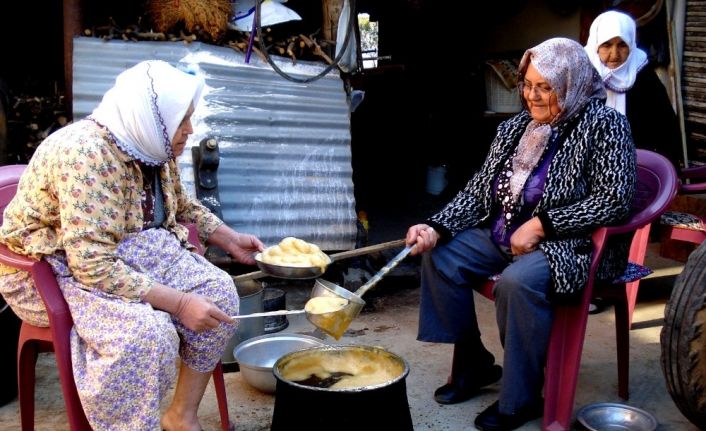 Sarıgöl’de evlerde pekmez yapımına başlandı