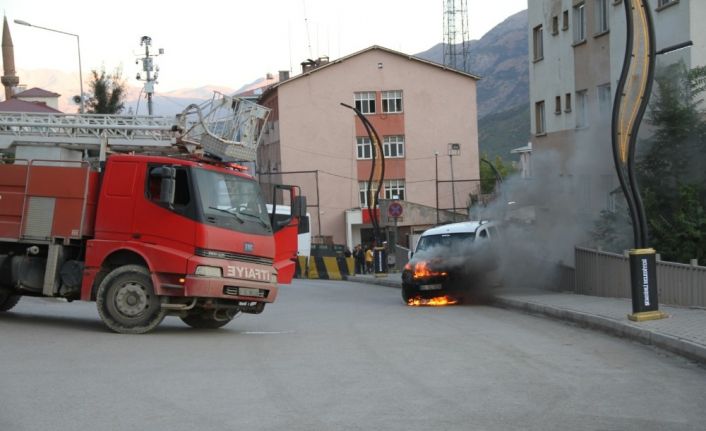 Şemdinli’de seyir halindeki araç alev aldı