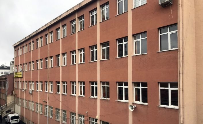 Tahliye kararının ardından veliler okullara gelerek çocuklarını aldı