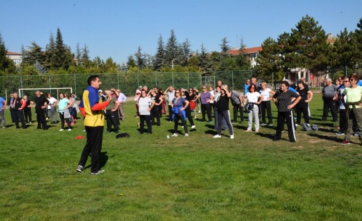 Tazelenme Üniversitesi öğrencileri sabah sporunda