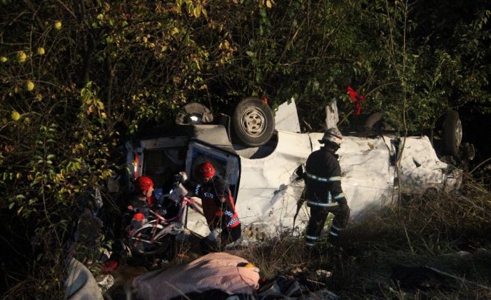 TEM Otoyolu’nda minibüs bariyerleri aşıp şarampole yuvarlandı: 1 yaralı