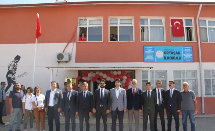 Tur operatörleri köy okulunu restore etti