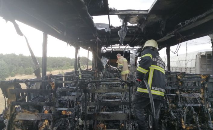 Uşak’ta seyir halindeki otobüs yanarak kullanılmaz hale geldi