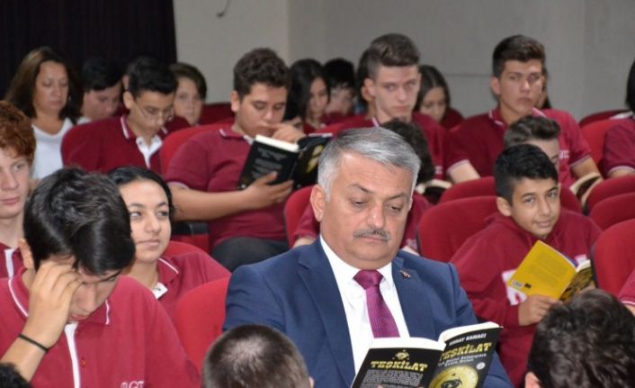 Vali Yazıcı öğrencilerle kitap okudu