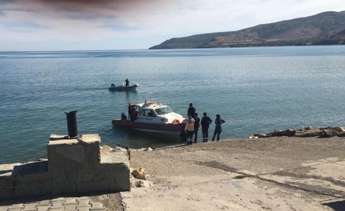 Van Gölü’ne düşen mülteciyi polis kurtardı