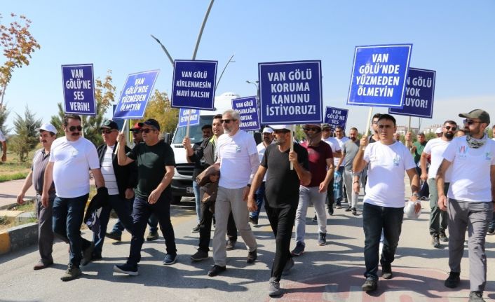 Van Gölü’nün kirliliğine dikkat çekmek için 500 kilometre yürüdüler