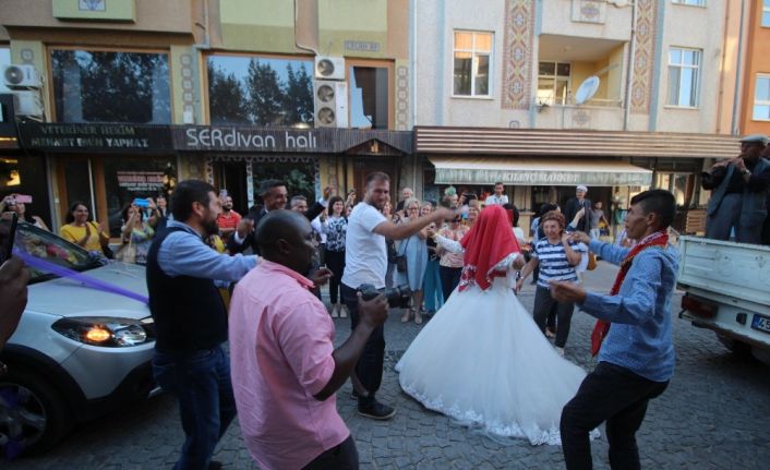 Yabancı turistler gelin ve damadı araçtan indirip çiftetelli oynadı