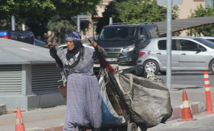 Yaşlı kadının ekmek mücadelesi