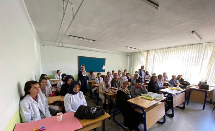 41 Yıl Sonra Kız Meslek Lisesi’nde Duygulandıran Buluşma